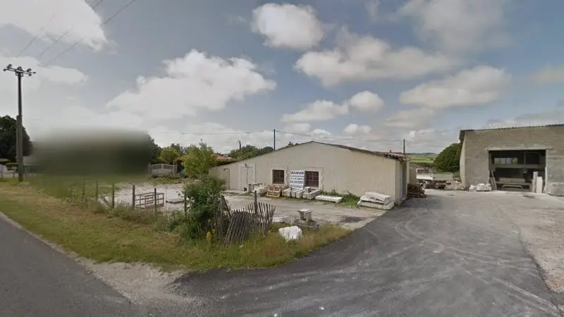 Vue de la rue devant Garage_ Jérôme Meunier, Saint-Même-les-Carrières
