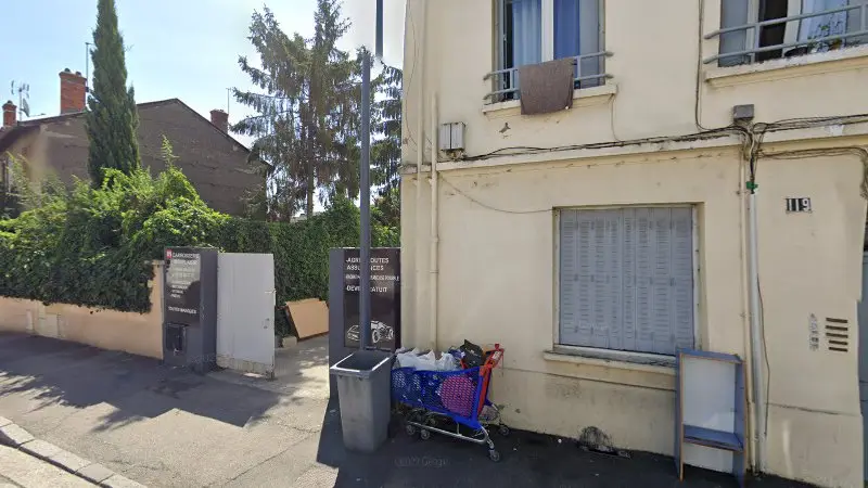 Vue de la rue devant Carrosserie Monplaisir, Villeurbanne