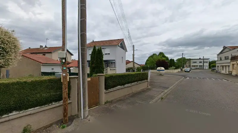 Vue de la rue devant WaaT Automobile, Conflans-en-Jarnisy
