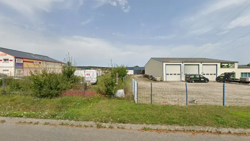 Vue de la rue devant Ateliers Normands de Précision, Gouffern en Auge