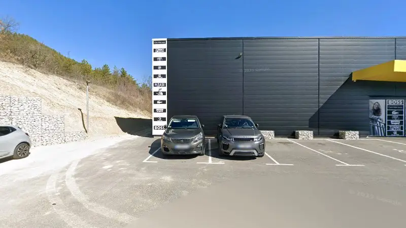 Vue de la rue devant AUTO EVASION Toyota, Digne-les-Bains