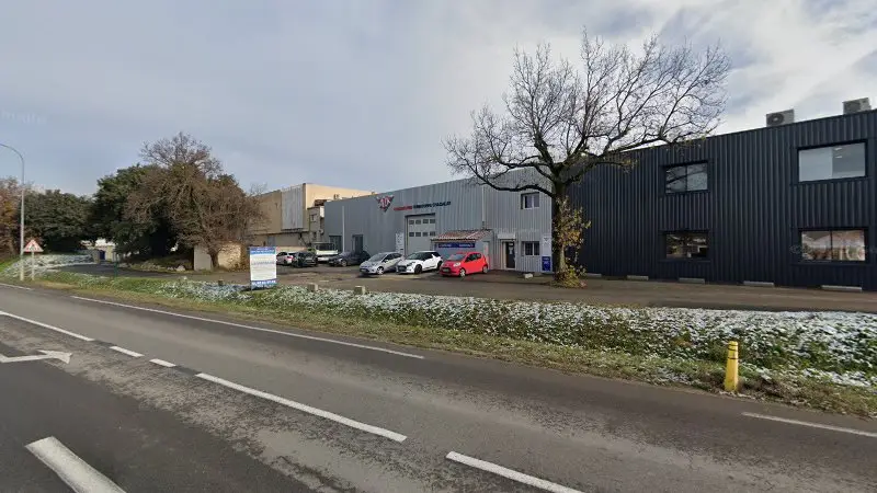 Vue de la rue devant Carrosserie Chazallet By Flavmotor, Bédarrides