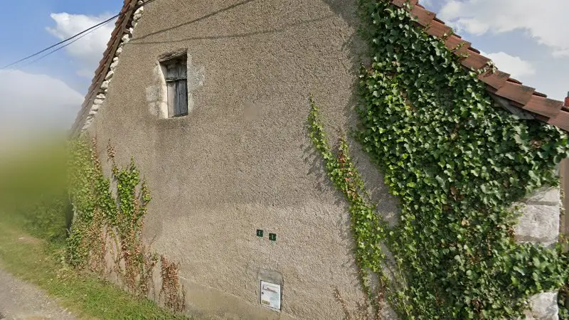 Vue de la rue devant Agripneu Service, Noyant-de-Touraine
