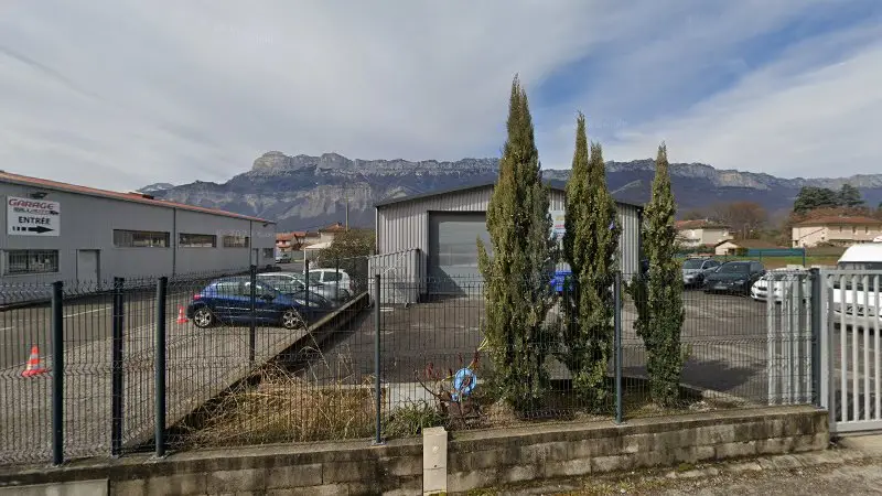Vue de la rue devant Carrosserie Peinture, Tencin
