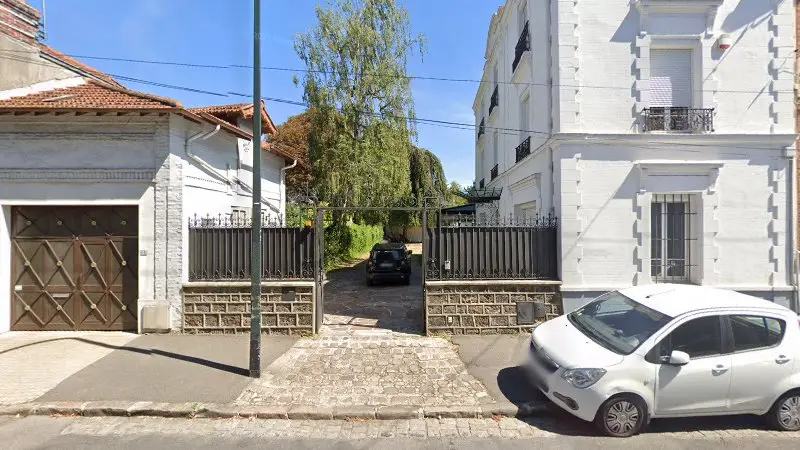 Vue de la rue devant Nouvelle Carrosserie Dyonisienne, Saint-Denis