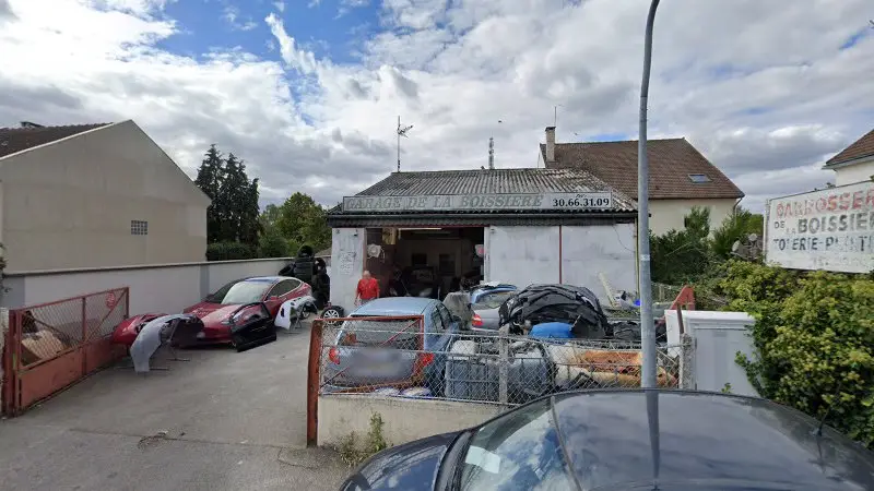 Vue de la rue devant Carrosserie de la Boissière (SJJC), Trappes