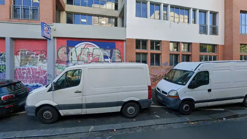 Vue de la rue devant CONTRÔLE TECHNIQUE DES VÉHICULES LÉGERS, Montreuil
