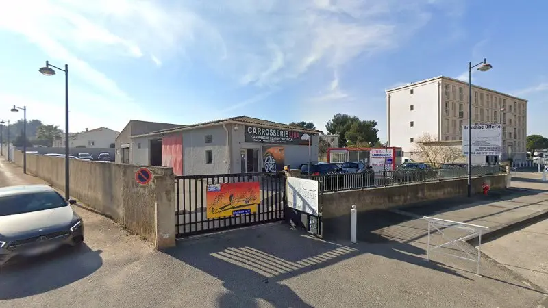 Vue de la rue devant Carrosserie Lina, Saint-Victoret