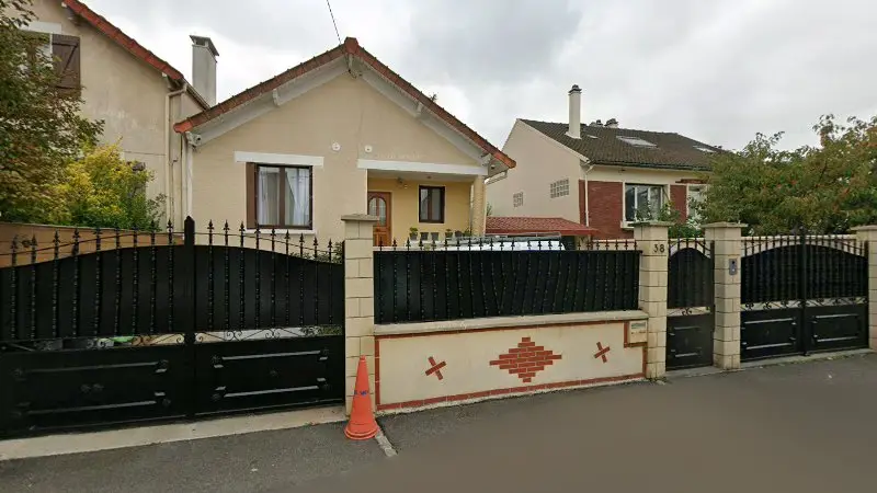 Vue de la rue devant Black Mécanique Pneu - Dépannage pneu crevé, Saint-Denis