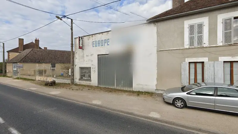 Vue de la rue devant Europe Garage, Neuvy-Sautour
