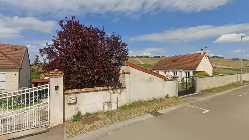 Vue de la rue devant Pneus à dom’, Saint-Bris-le-Vineux