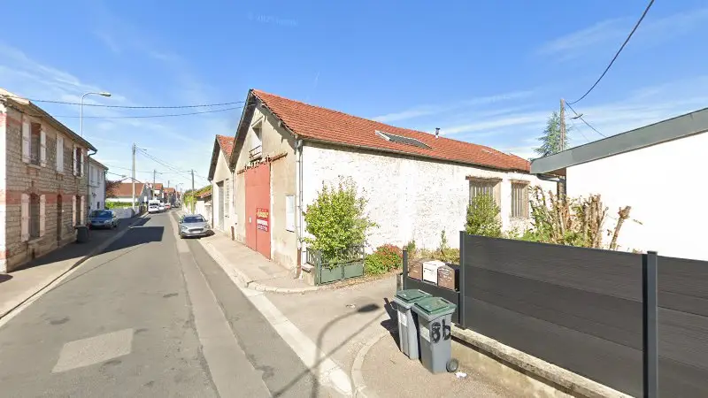 Vue de la rue devant Carrosserie Ménissier, Saint-Dizier