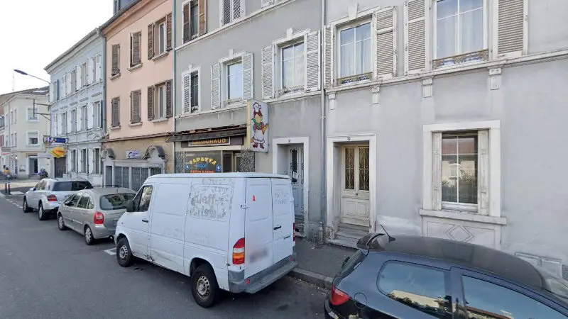 Vue de la rue devant DJM pièces automobiles, Mulhouse