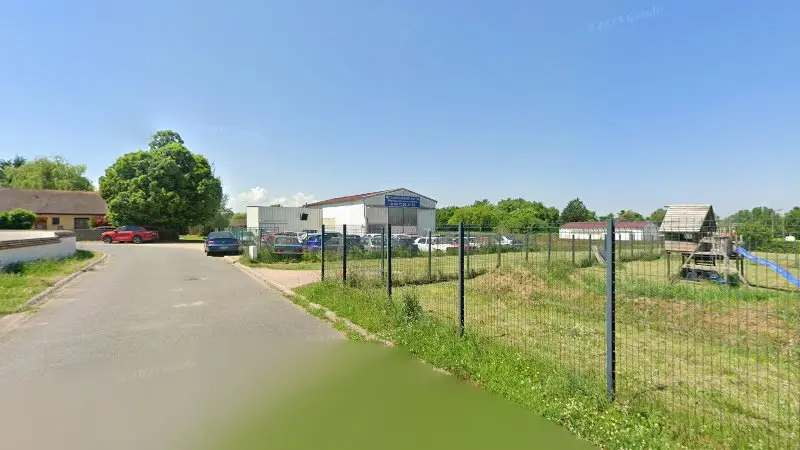 Vue de la rue devant N7 carrosserie autos, Périgny