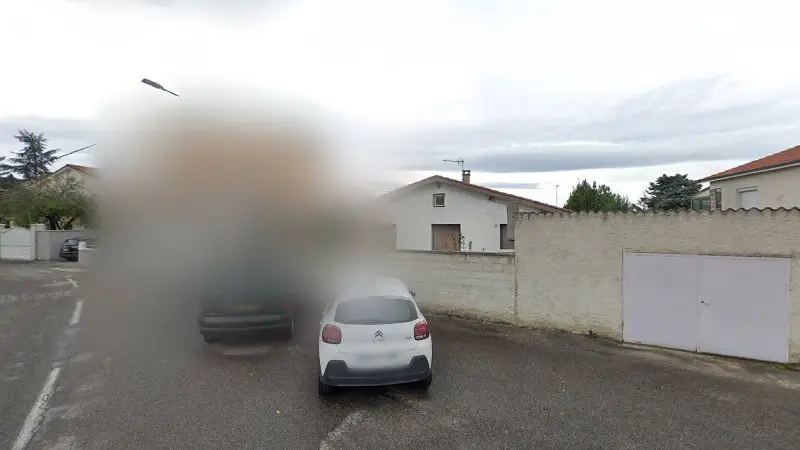 Vue de la rue devant L'Atelier de l'Auto, Andrézieux-Bouthéon