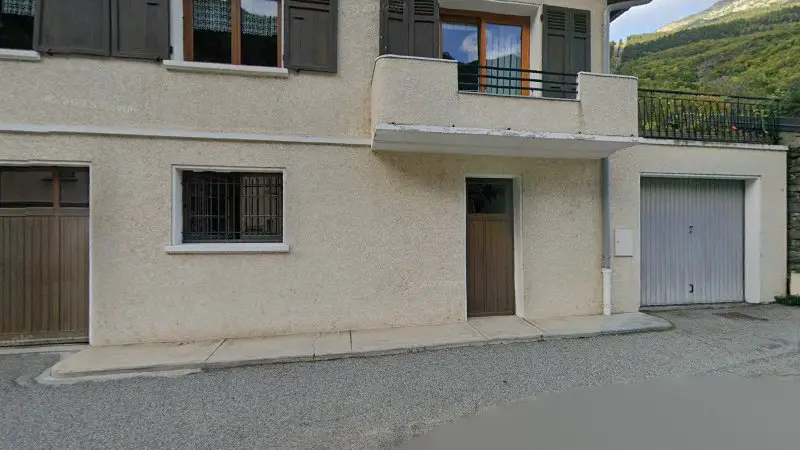 Vue de la rue devant Location de Garages Francoz, Orelle