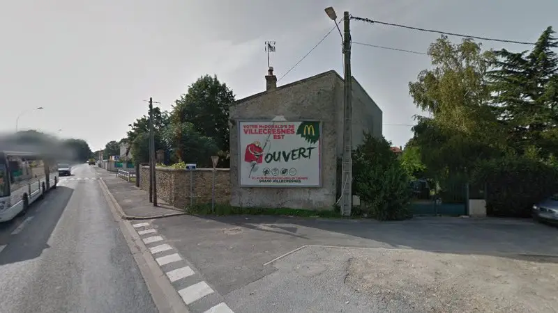 Vue de la rue devant Pro Stock Motos, Limeil-Brévannes