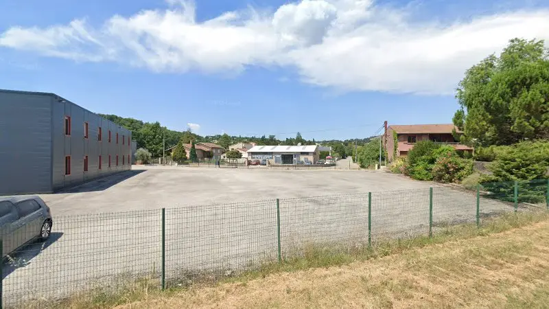 Vue de la rue devant Carrosserie Grégoire, Génissieux