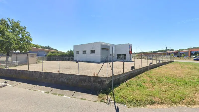 Vue de la rue devant Ad Garage Expert Central Autos, Saint-Genis-Laval