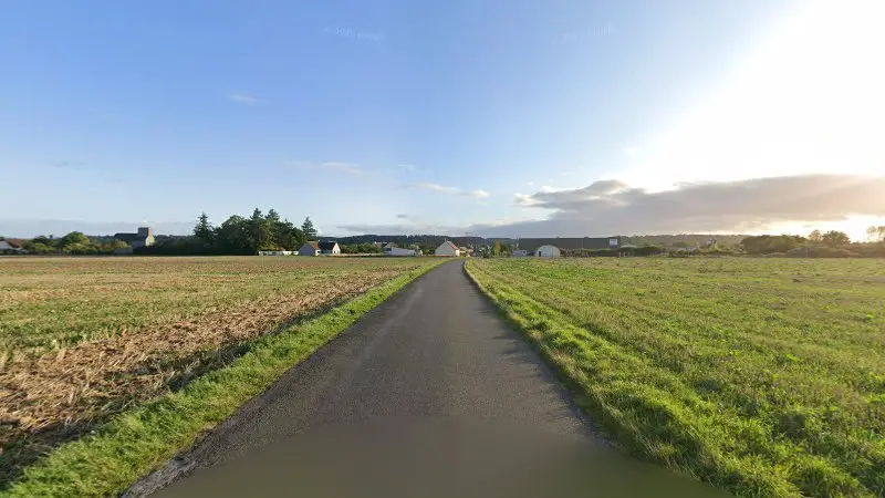 Vue de la rue devant Mécanique Rétro Roulleau, Montoire-sur-le-Loir