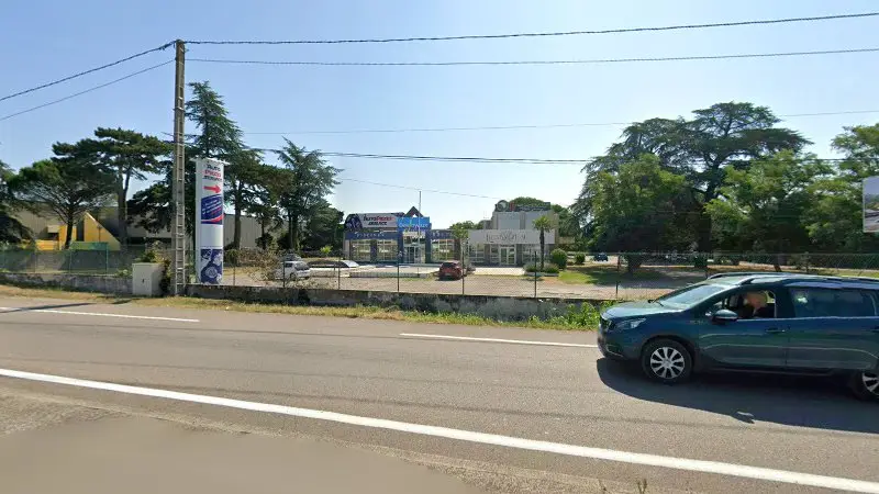 Vue de la rue devant Auto Pièces Service Montélimar - vente de pièces détachées automobiles neuves toutes marques, Montélimar