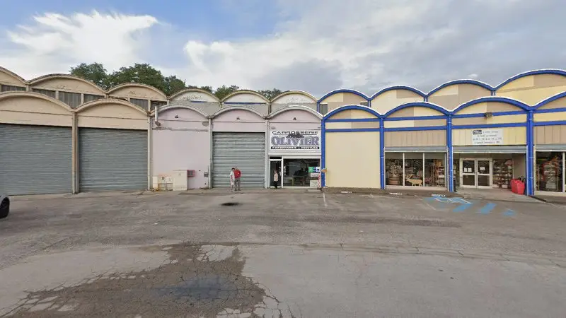 Vue de la rue devant AXIAL Carrosserie Olivier Adhérent, Châtenoy-le-Royal