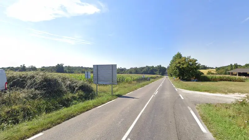 Vue de la rue devant AD Carrosserie et Garage Expert SALDANHA, Hagetmau