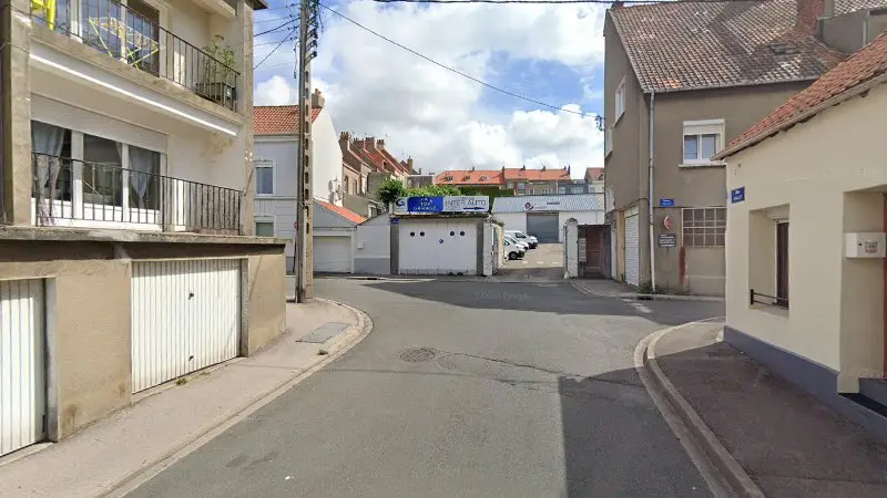 Vue de la rue devant TOP GARAGE, Boulogne-sur-Mer