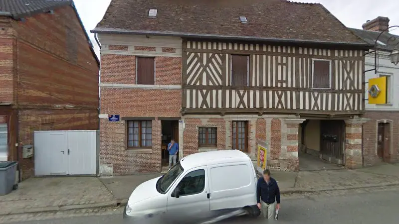 Vue de la rue devant GD AUTOMOBILE - MOTRIO, Harcourt
