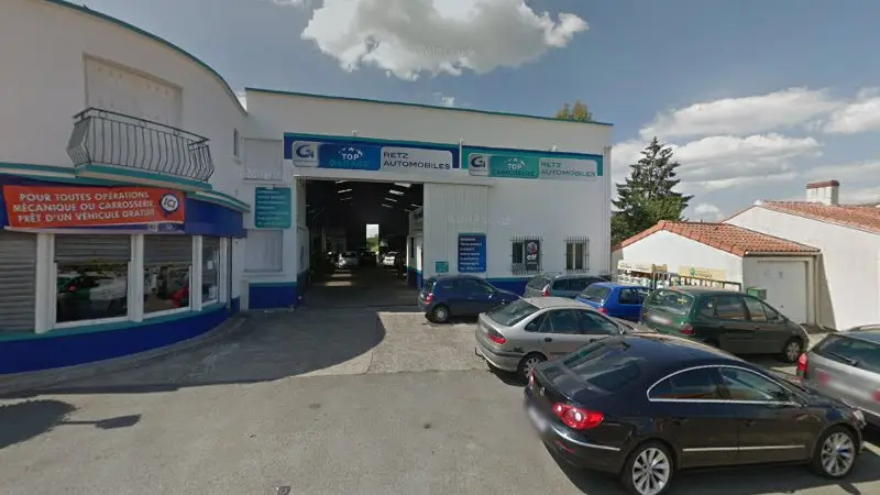 Vue de la rue devant Retz-Automobiles Chez Gros Tonton, Port-Saint-Père