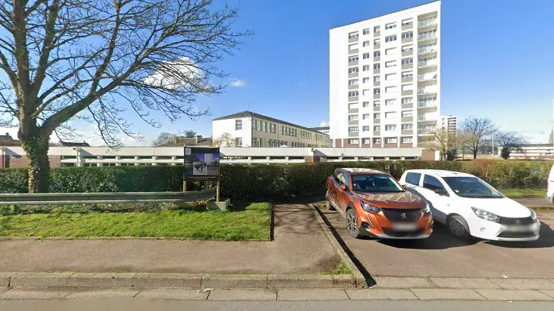 Vue de la rue devant Bling'cars, Lisieux