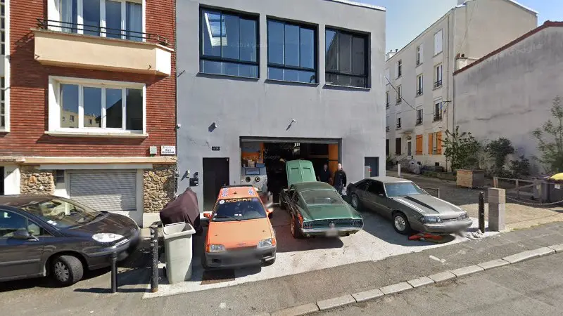 Vue de la rue devant Cooter’s Muscle Cars Shop, Montreuil