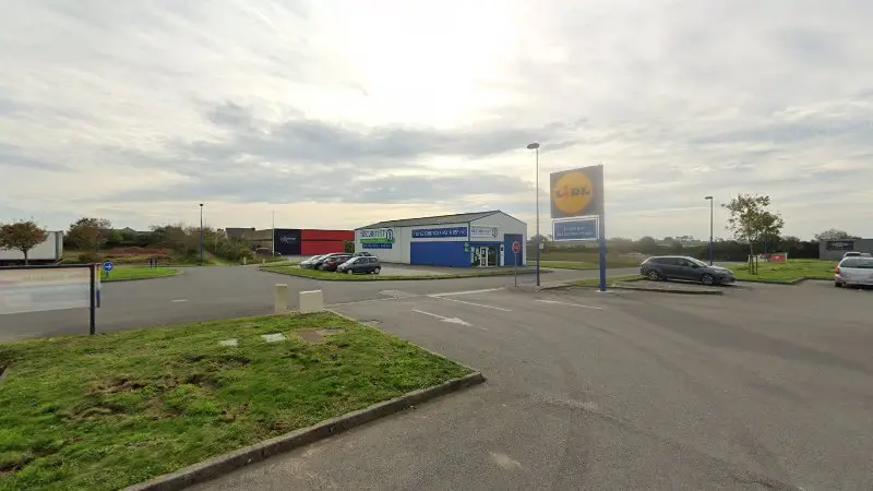 Vue de la rue devant Sécuritest Contrôle Technique Automobile PLOUDALMEZEAU, Ploudalmézeau