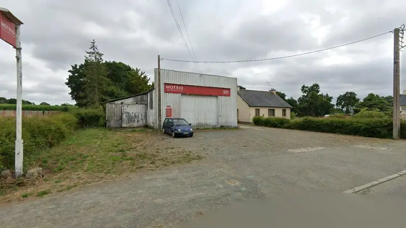 Vue de la rue devant garage Motrio Nechet, Plélo