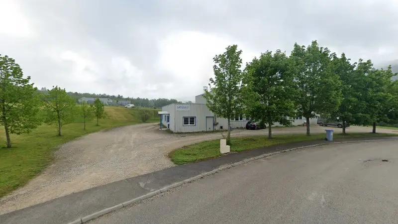 Vue de la rue devant Secom Mécanique Moule Sarl, Lavancia-Epercy