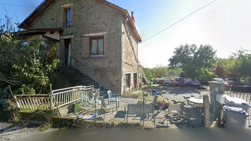 Vue de la rue devant AMS 87, Saint-Amand-Magnazeix