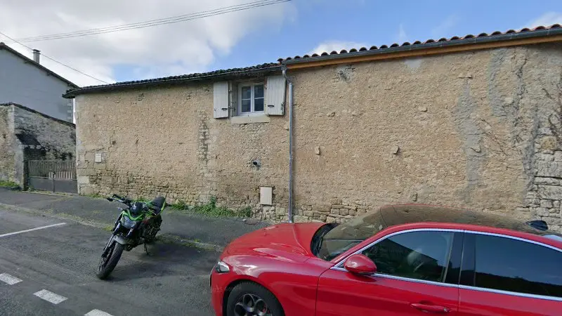 Vue de la rue devant Répart'z Bike, Saint-Maixent-l'École