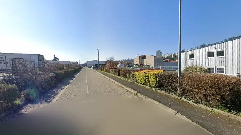 Vue de la rue devant Axalta Axcess France, L'Étrat