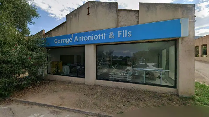 Vue de la rue devant Garage Antoniotti & Fils, Monticello