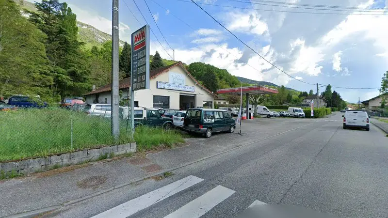 Vue de la rue devant Garage Chautagne Automobiles, Serrières-en-Chautagne