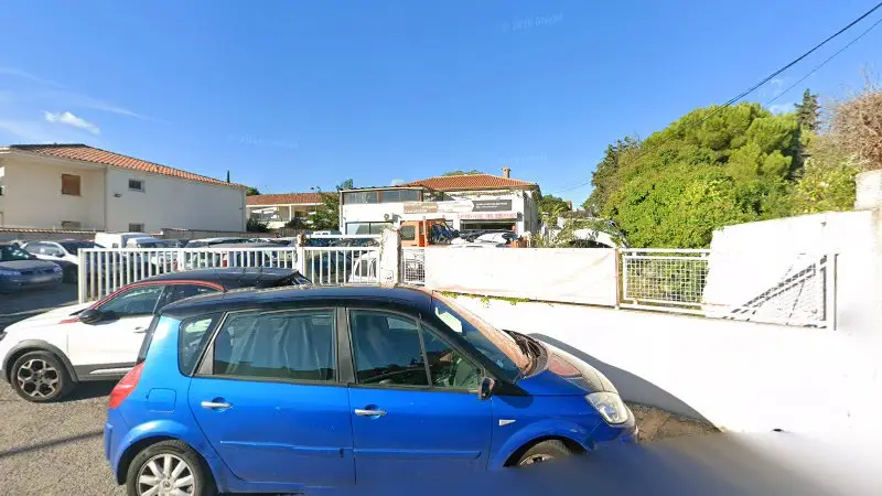 Vue de la rue devant Carrosserie des Bruyères, Martigues