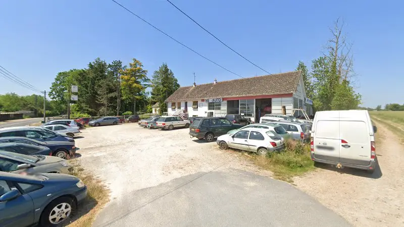 Vue de la rue devant Garage NSR Auto, Vald'Yerre