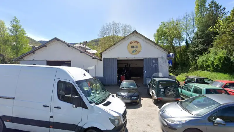 Vue de la rue devant Garage Minniti Jean François, Massat