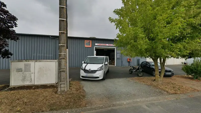 Vue de la rue devant Garage Piou, Beaupréau-en-Mauges