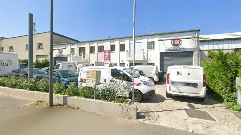 Vue de la rue devant Airport Service FIAT, Le Thillay