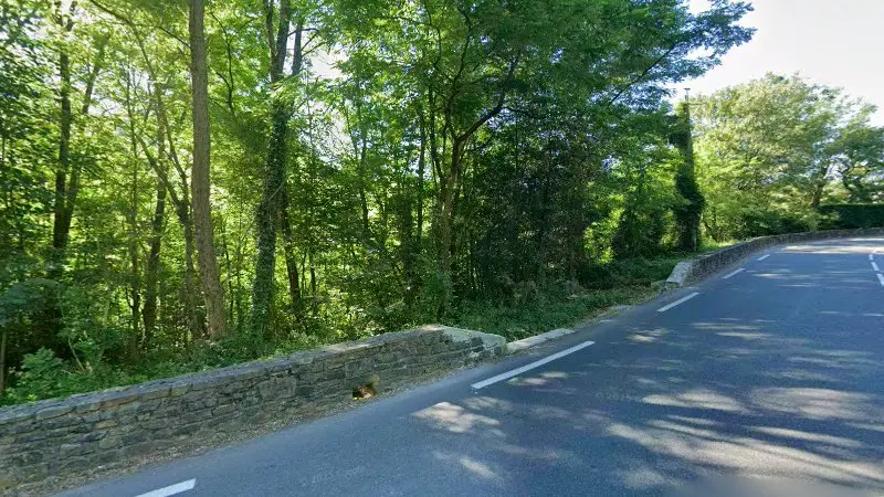 Vue de la rue devant La tombe du pare choc de l’Accord, Mazamet