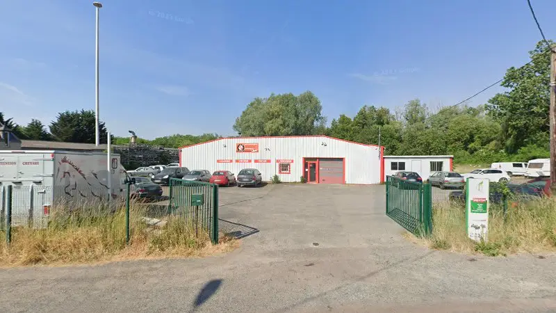 Vue de la rue devant Garage l'Escotais LKB AUTO, Saint-Paterne-Racan