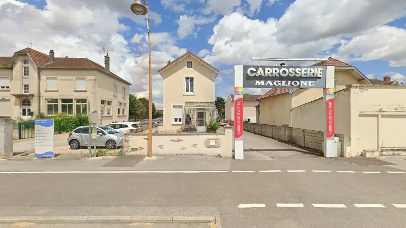 Vue de la rue devant CARROSSERIE MAGLIONE, Genlis