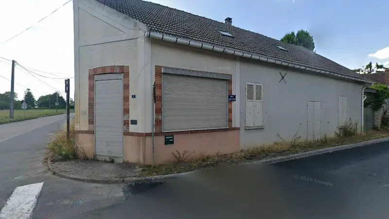 Vue de la rue devant Chaussy Jacques, Mondreville