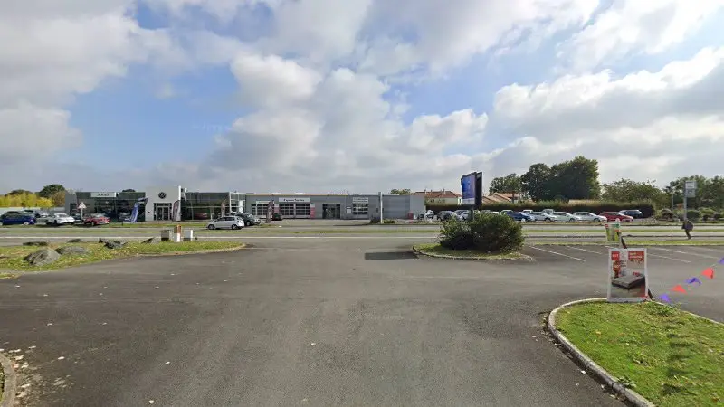 Vue de la rue devant Renault Minute Carrosserie, Fontenay-le-Comte